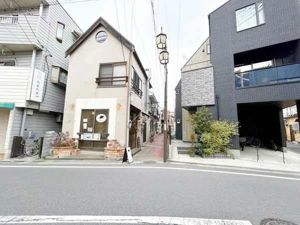 閑静な住宅街に位置しています。