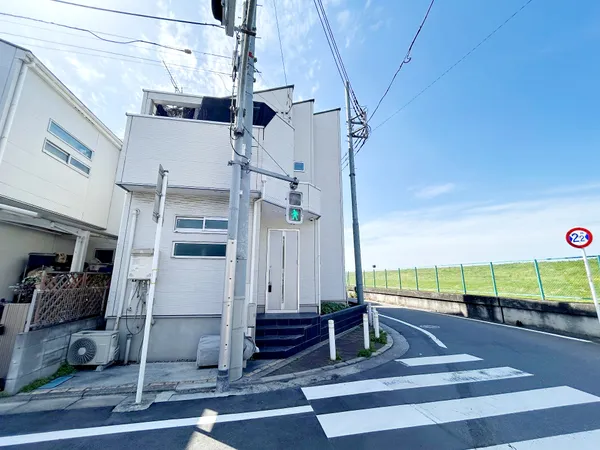 開放感のある南東・北東の角地に建つ、陽当りと通風に恵まれた2階建戸建。2階LDKは約18.5帖のゆったりした広さです。