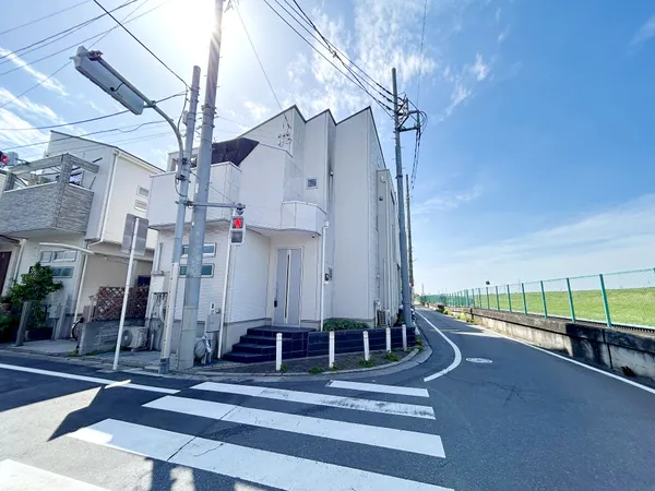 前面道路はアスファルト舗装済みで、徒歩や自転車での移動もスムーズ。