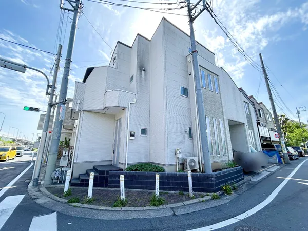 採光とプライバシーに配慮された、2階LDK仕様の2階建「3SLDK」戸建。自動車車庫付き(車種制限有)。