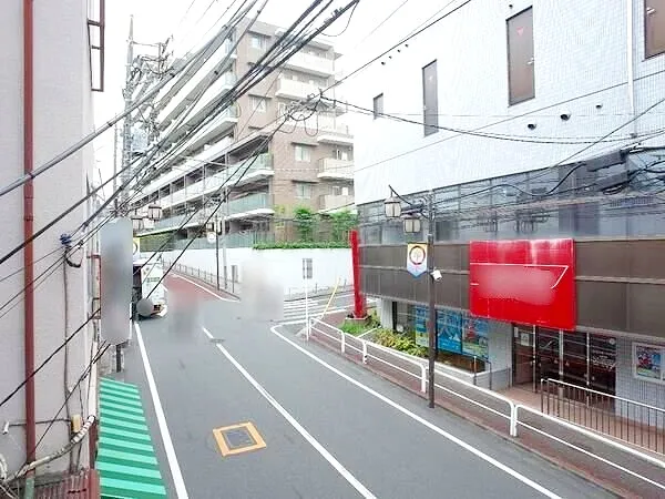 【住戸からの眺望写真】成増駅徒歩５分の商店街の通り沿いに位置し、利便性の良い立地です。