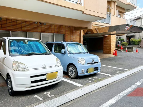 敷地内のマンション専用の駐車場です。