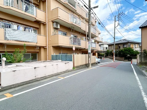 マンション敷地前面道路です。