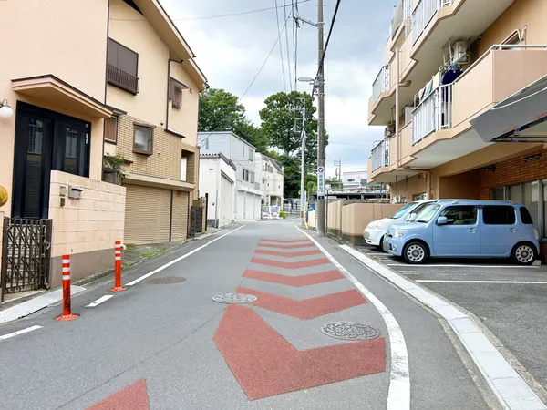 マンション敷地前面道路です。