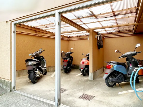 マンション敷地内のバイク置き場です。ビルトインタイプのため、雨風にさらされることなく保管いただけます。