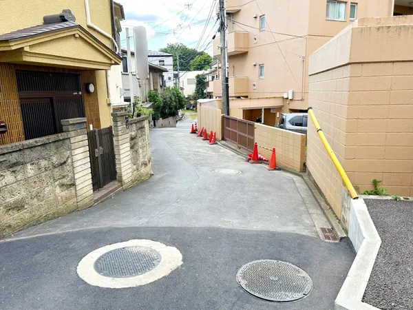 マンション敷地前面道路です。