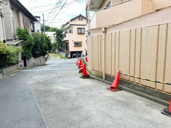 マンション敷地前面道路です。