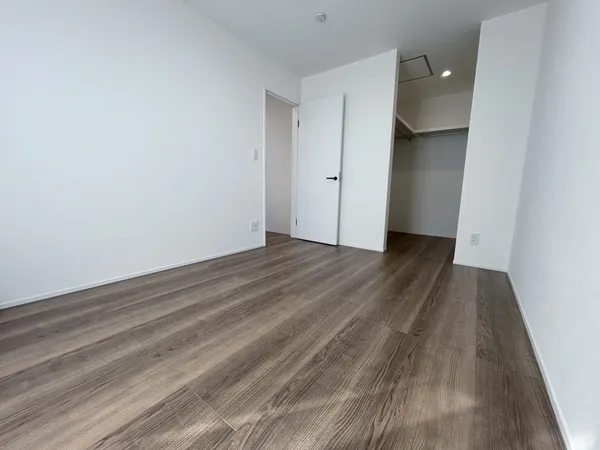 ２階洋室約６帖（東側）