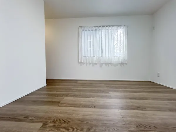 ２階洋室約６帖（西側）