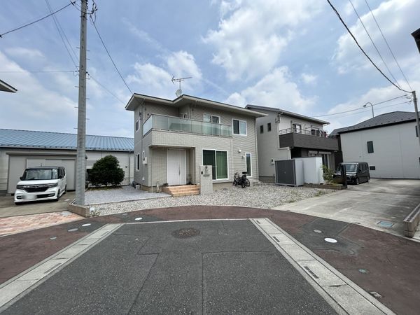 鶴ヶ島市大字脚折 戸建 前面道路含む外観