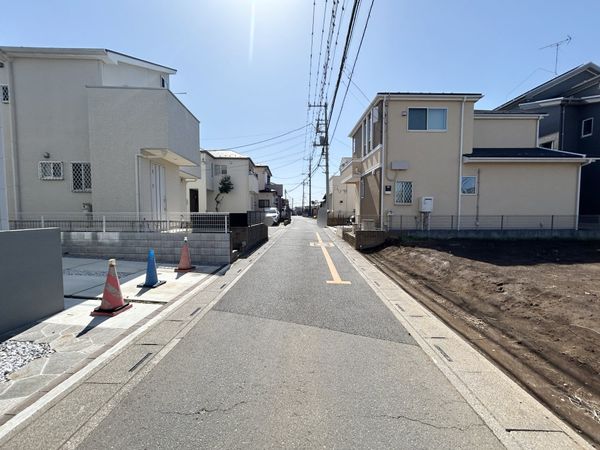 さいたま市西区三橋6丁目 D区画 前面道路含む外観