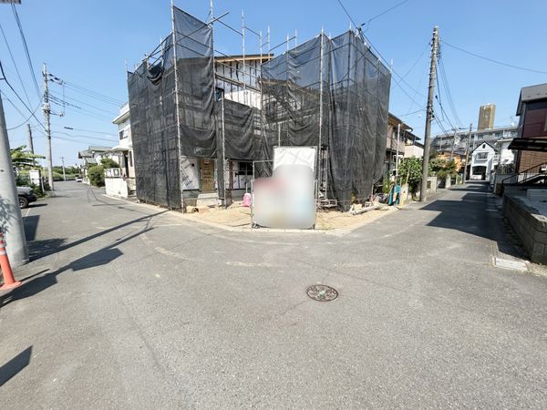 さいたま市北区日進町3丁目 1号棟 前面道路含む外観 さいたま市北区日進町3丁目 1号棟 前面道路含む外観