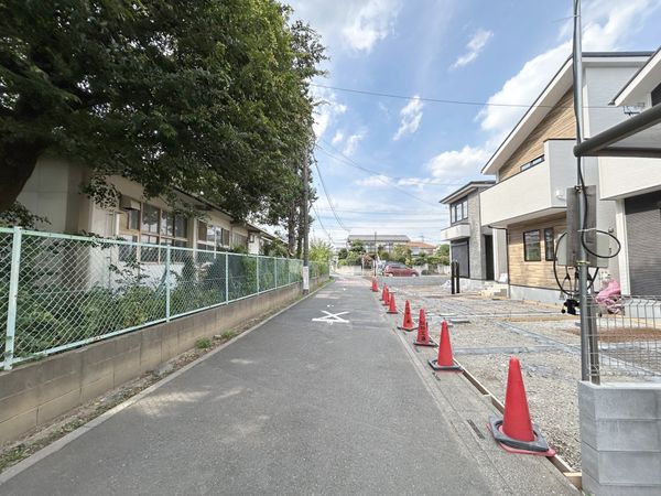 さいたま市北区土呂町1丁目 1号棟 前面道路含む外観 さいたま市北区土呂町1丁目 1号棟 前面道路含む外観
