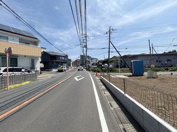 さいたま市北区奈良町 A号棟 前面道路含む外観