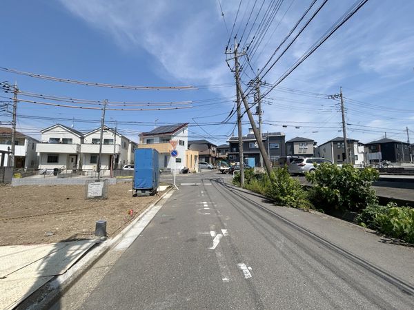 さいたま市北区奈良町 B号棟 前面道路含む外観