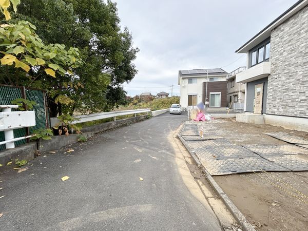 さいたま市見沼区大字大谷 1号棟 前面道路含む外観 さいたま市見沼区大字大谷 1号棟 前面道路含む外観