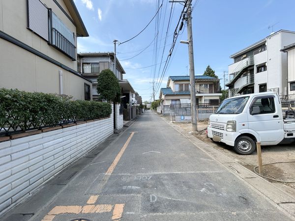 さいたま市西区大字指扇 1号棟 前面道路含む外観