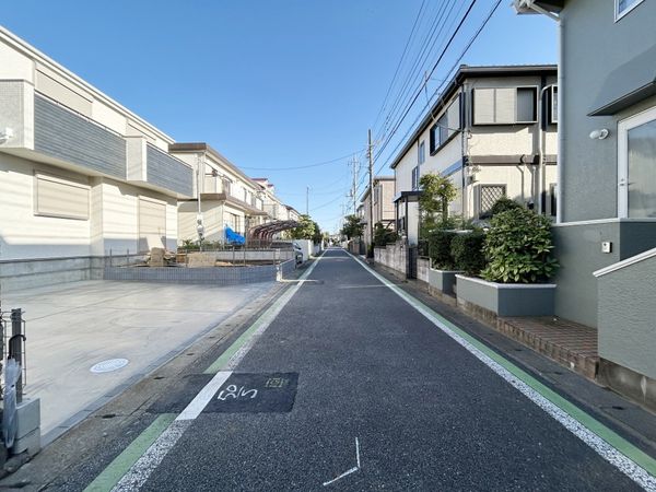 さいたま市西区プラザ A号棟 前面道路含む外観 さいたま市西区プラザ A号棟 前面道路含む外観