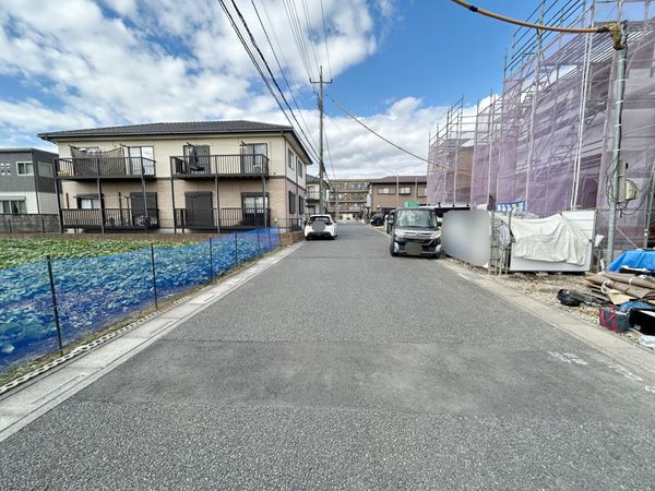 さいたま市北区吉野町2丁目 1号棟 前面道路含む外観 さいたま市北区吉野町2丁目 1号棟 前面道路含む外観