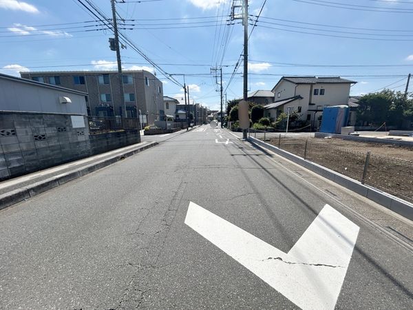 前面道路含む外観