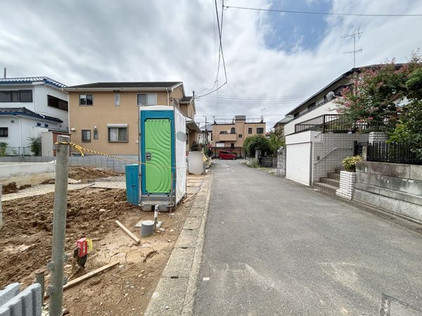 さいたま市西区プラザ 前面道路含む外観