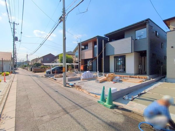 前面道路含む外観