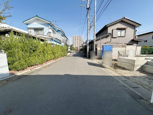 さいたま市西区大字指扇領別所 1号棟 前面道路含む外観