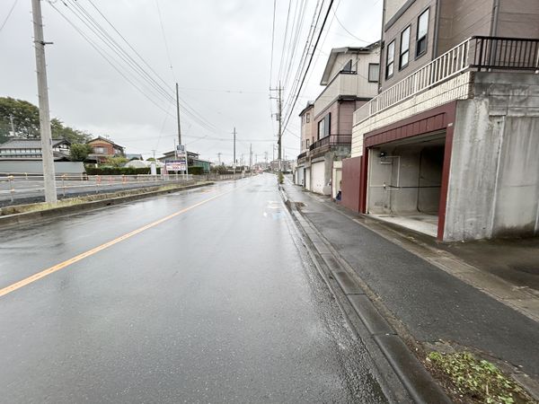 さいたま市北区別所町 前面道路含む外観