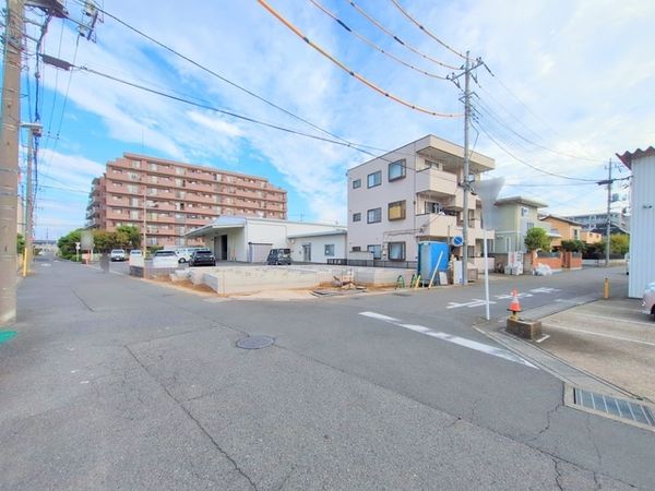 前面道路含む外観