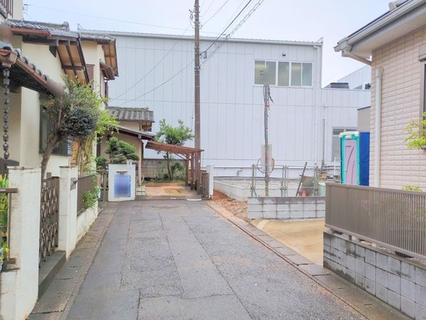 前面道路含む外観
