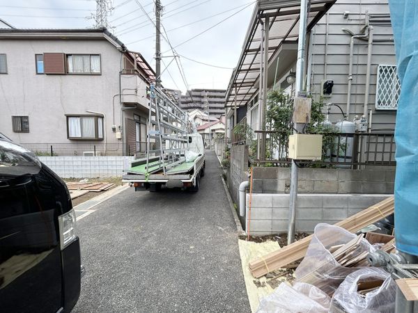 さいたま市北区日進町1丁目 前面道路含む外観 前面道路含む外観