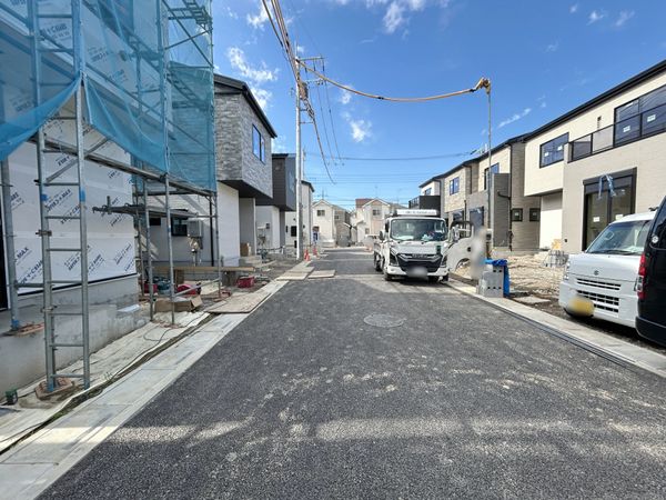 さいたま市西区大字西遊馬 L号棟 前面道路含む外観 さいたま市西区大字西遊馬 L号棟 前面道路含む外観