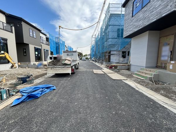 さいたま市西区大字西遊馬 M号棟 前面道路含む外観 さいたま市西区大字西遊馬 M号棟 前面道路含む外観