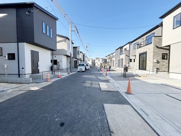 さいたま市西区大字西遊馬 F号棟 前面道路含む外観 さいたま市西区大字西遊馬 F号棟 前面道路含む外観