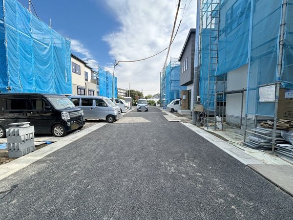 さいたま市西区大字西遊馬 E号棟 前面道路含む外観 さいたま市西区大字西遊馬 E号棟 前面道路含む外観