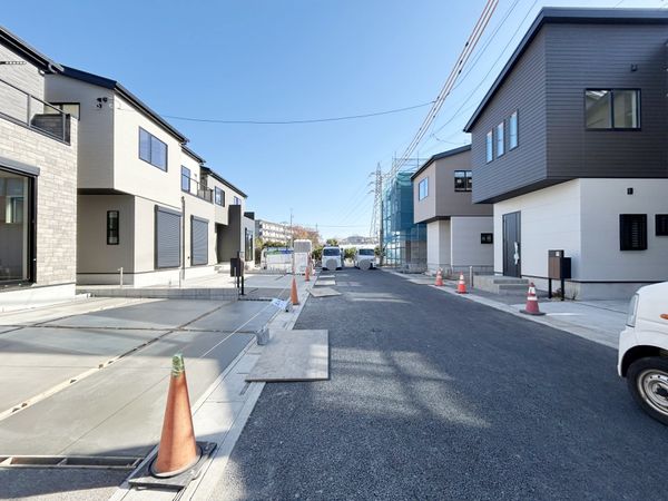さいたま市西区大字西遊馬 E号棟 前面道路含む外観 さいたま市西区大字西遊馬 E号棟 前面道路含む外観