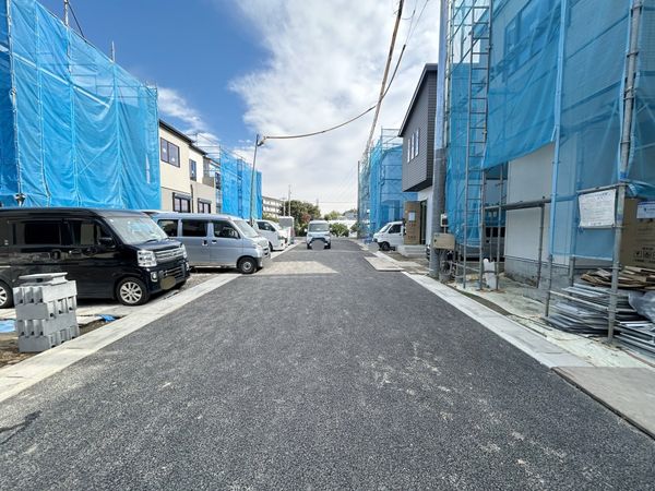 さいたま市西区大字西遊馬 D号棟 前面道路含む外観 さいたま市西区大字西遊馬 D号棟 前面道路含む外観