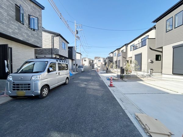 さいたま市西区大字西遊馬 D号棟 前面道路含む外観 さいたま市西区大字西遊馬 D号棟 前面道路含む外観