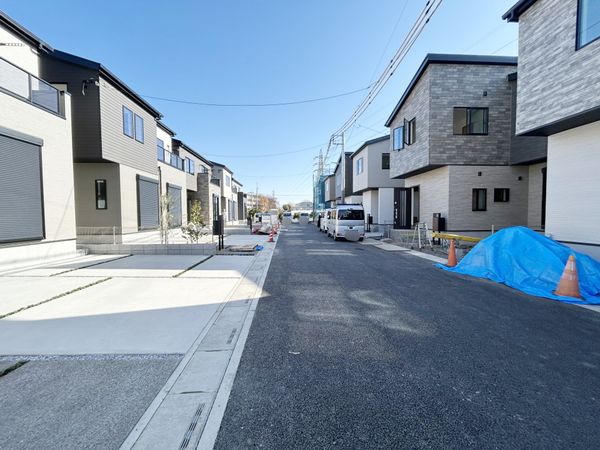 さいたま市西区大字西遊馬 C号棟 前面道路含む外観 さいたま市西区大字西遊馬 C号棟 前面道路含む外観