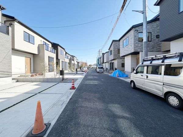 さいたま市西区大字西遊馬 B号棟 前面道路含む外観 さいたま市西区大字西遊馬 B号棟 前面道路含む外観