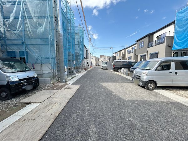 さいたま市西区大字西遊馬 A号棟 前面道路含む外観 さいたま市西区大字西遊馬 A号棟 前面道路含む外観