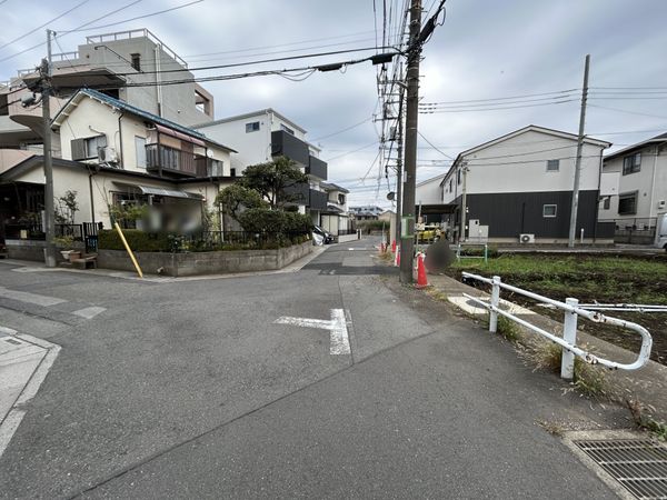 さいたま市北区盆栽町 A号棟 前面道路含む外観