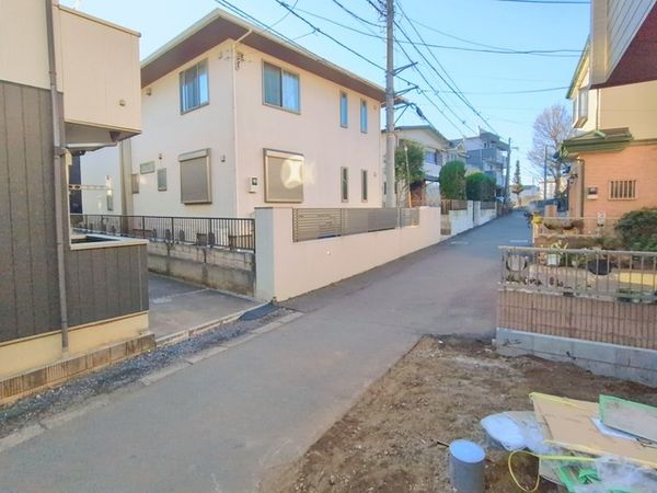 さいたま市北区盆栽町 C号棟 前面道路含む外観
