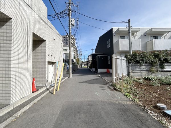 さいたま市大宮区大成町1丁目 2号棟 前面道路含む外観 さいたま市大宮区大成町1丁目 2号棟 前面道路含む外観