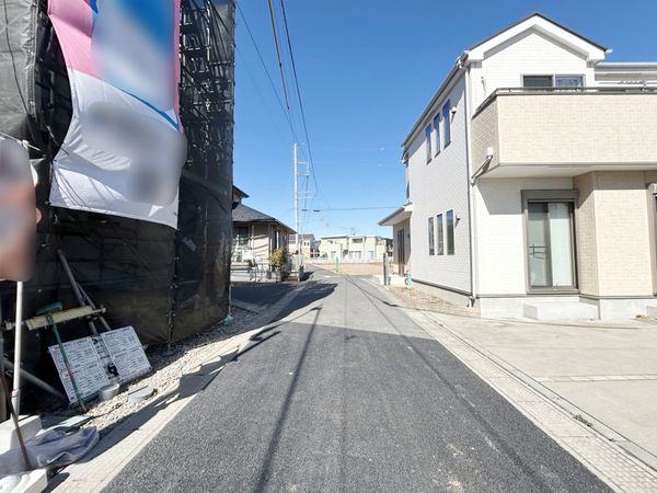 さいたま市西区大字土屋 1号棟 前面道路含む外観