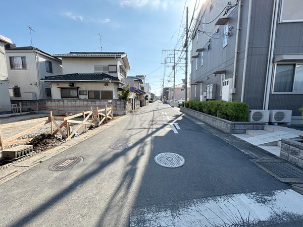 さいたま市北区土呂町1丁目 1号棟 前面道路含む外観 さいたま市北区土呂町1丁目 1号棟 前面道路含む外観