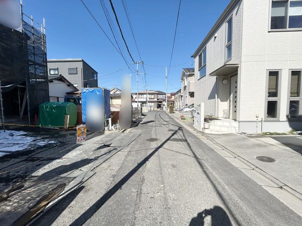 さいたま市西区三橋6丁目 1号棟 前面道路含む外観