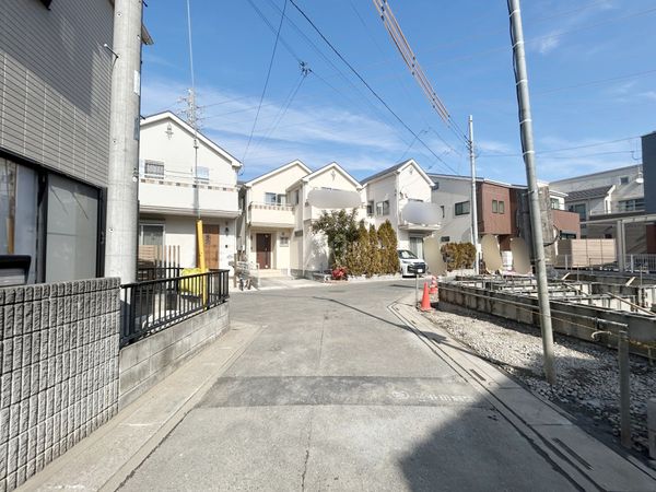 さいたま市北区宮原町4丁目 1号棟 前面道路含む外観