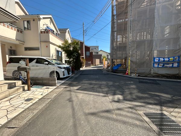 さいたま市北区宮原町4丁目 1号棟 前面道路含む外観