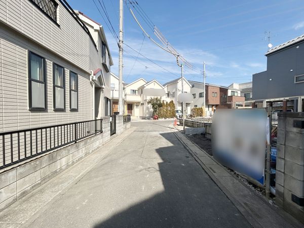 さいたま市北区宮原町4丁目 2号棟 前面道路含む外観